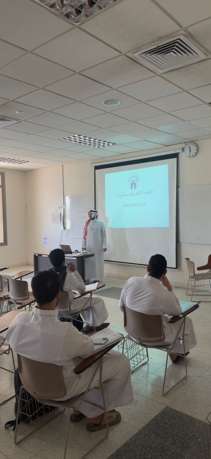 تنفيذ لقاء توعوي لطلاب كلية الحاسب الآلي بالتعاون مع وحدة التوعية الفكرية يوم الأحد 18-جمادى الأولى-1447